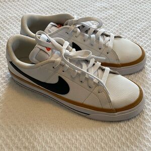 Women’s Nike Court Legacy Size 8